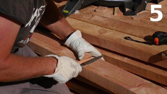 Finaliser la rainure avec une lime à bois