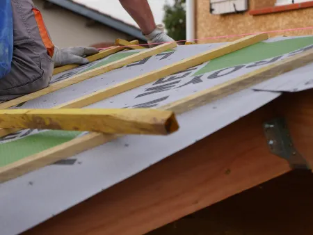 Pose des écrans pare-pluie de la toiture