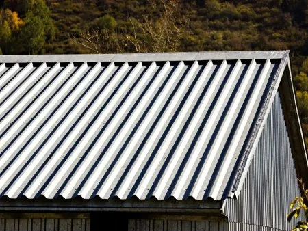 La toiture avec couverture en bac acier ou tôle ondulée
