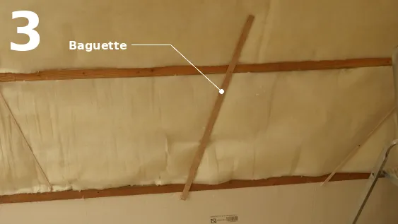 Pose des isolants entre les lattes 