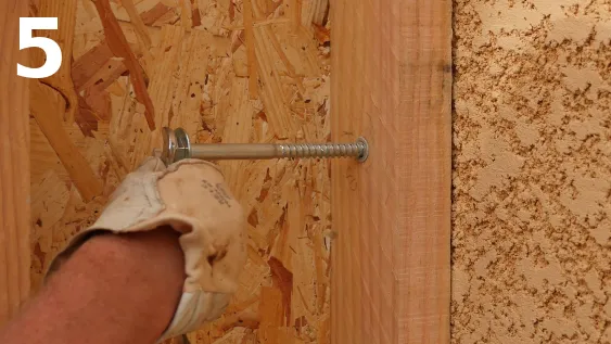 Fixation du panneau contre le mur