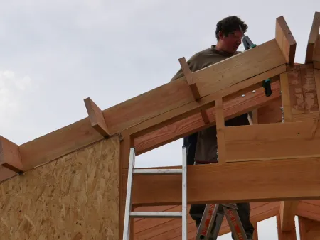 Comment réaliser le porte-à-faux au niveau du pignon de manière à avoir un débord de toit