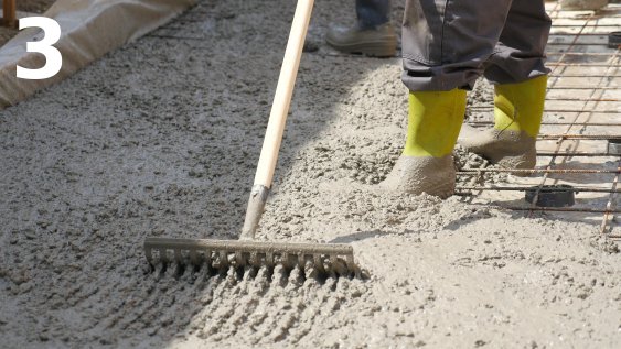 Avec un râteau égaliser les surfaces bétonnées.