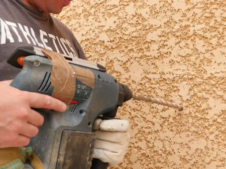 Réalisation des trous d'ancrage des murs adossés