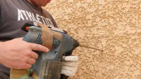 Vignette de l'article : Réalisation des trous d'ancrage des murs adossés