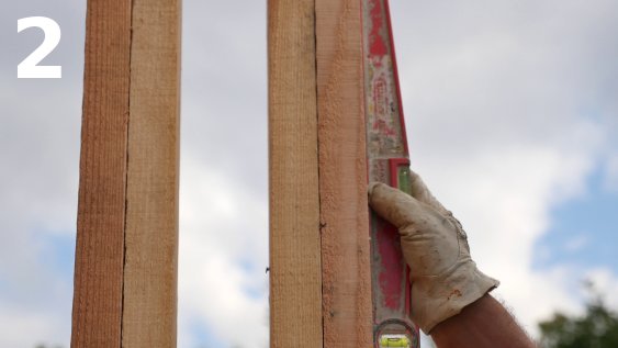 Vérification de la verticalité du mur avant la fixation