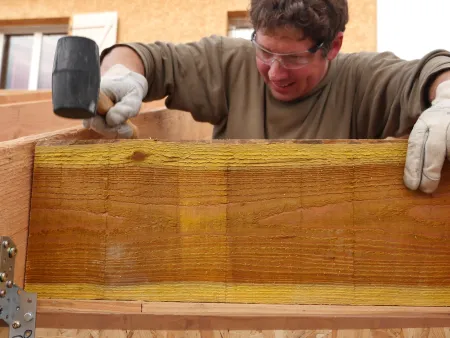 La mise en place des entretoises et des closoirs sur le mur de la façade SUD