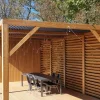 Création d'un brise-vue sur un pergola bioclimatique avec mécanismes SUNDIY XL coloris beige sable et lames en bois Douglas