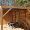 Création d'un brise-vue sur un pergola bioclimatique avec mécanismes SUNDIY XL coloris RAL 8011 et lames en bois Douglas