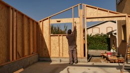 Assembler les deux demi murs avec des boulons