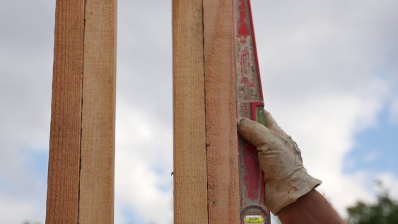 Vérification de la verticalité du mur avant la fixation